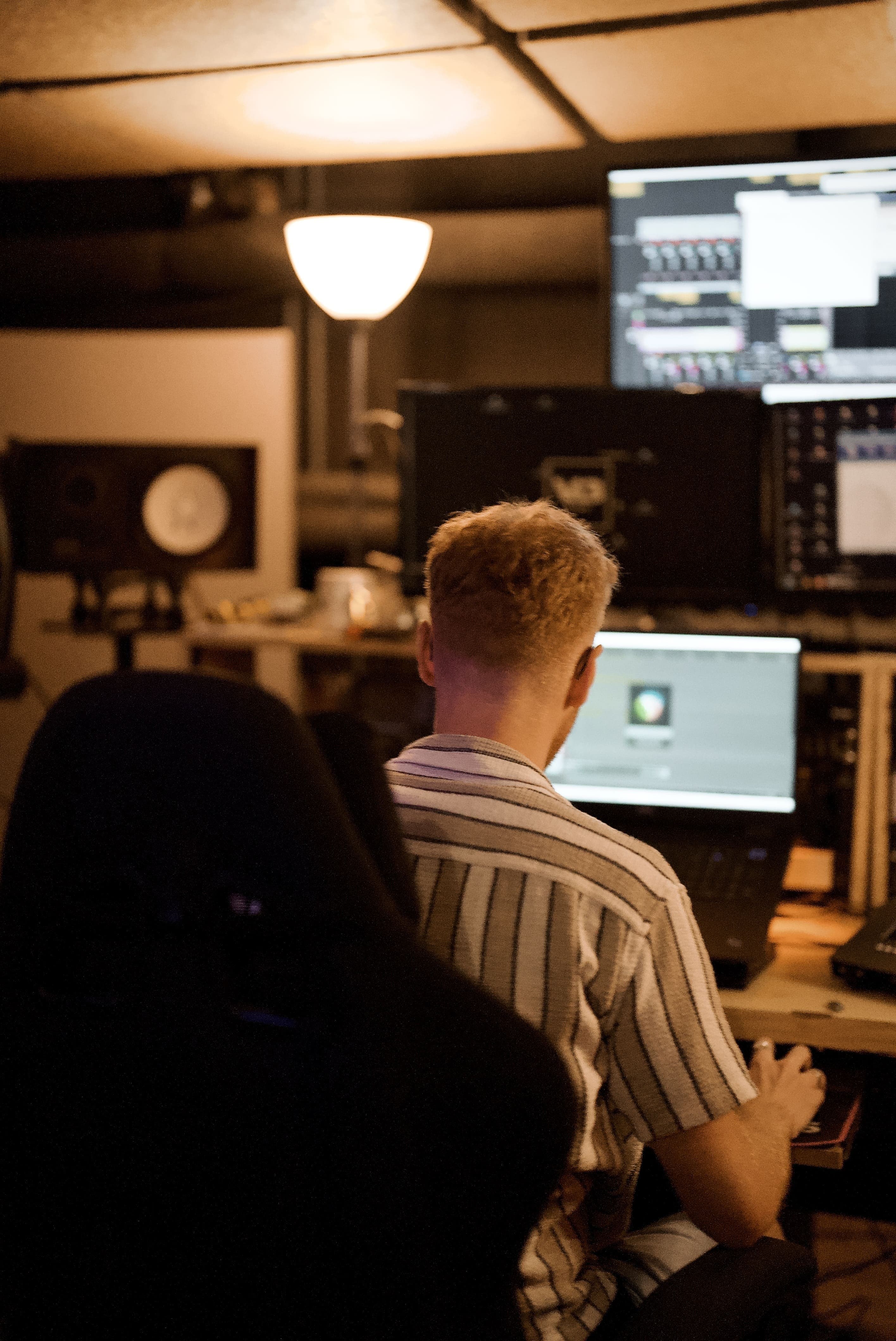 Mateusz w studio nagrań