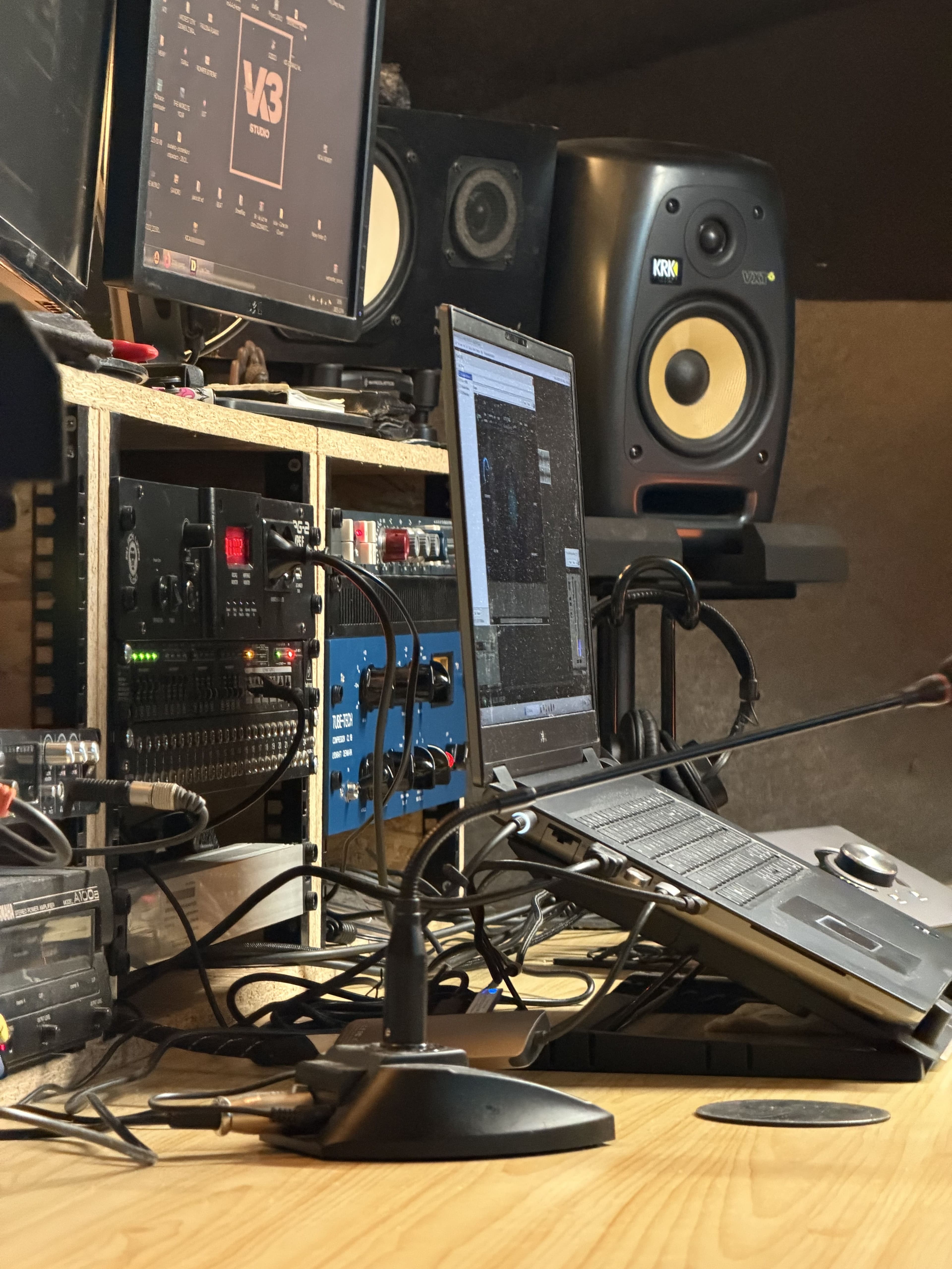 Stanowisko z monitorami KRK