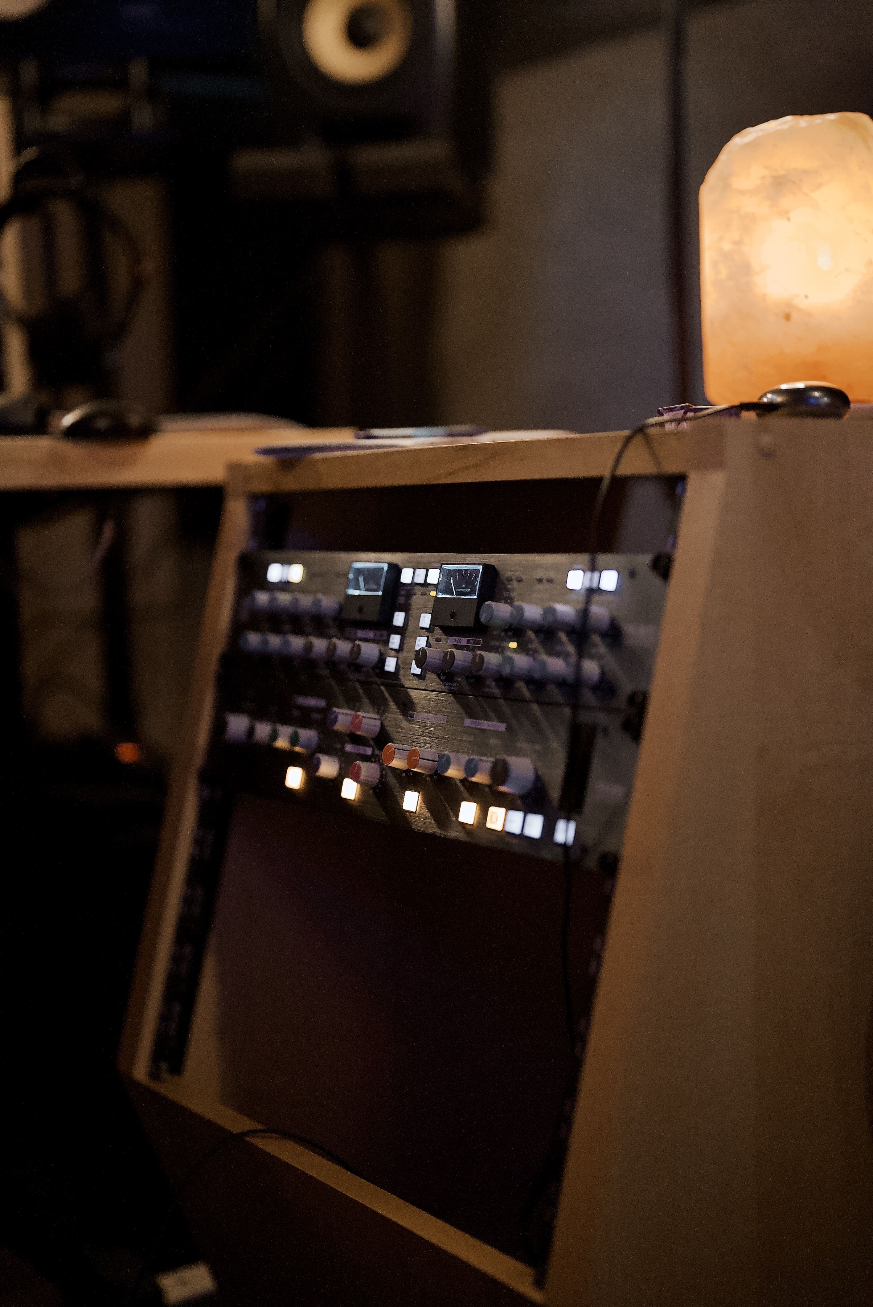 Rack sprzętowy VK3 — Neve, TUBE-TECH, SSL